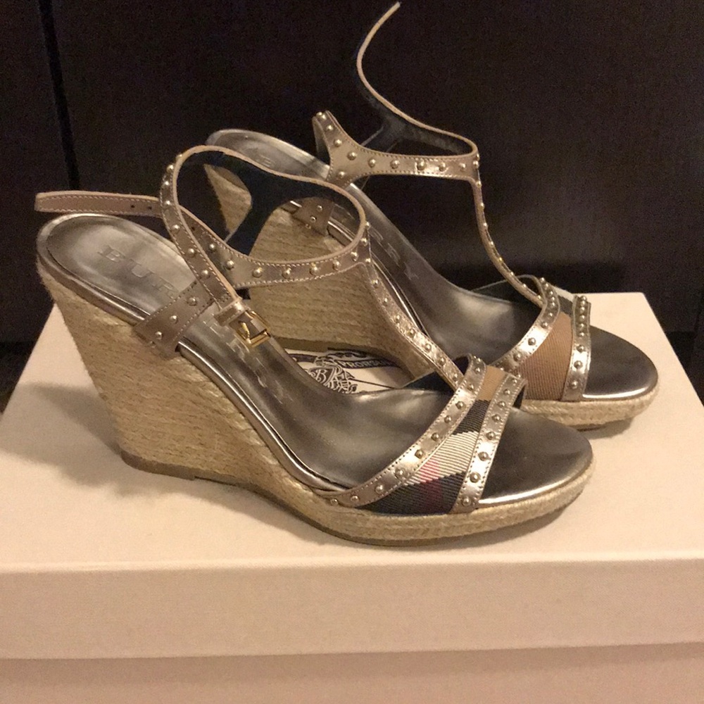 ⭕️ SOLD⭕️ Burberry wedges 38